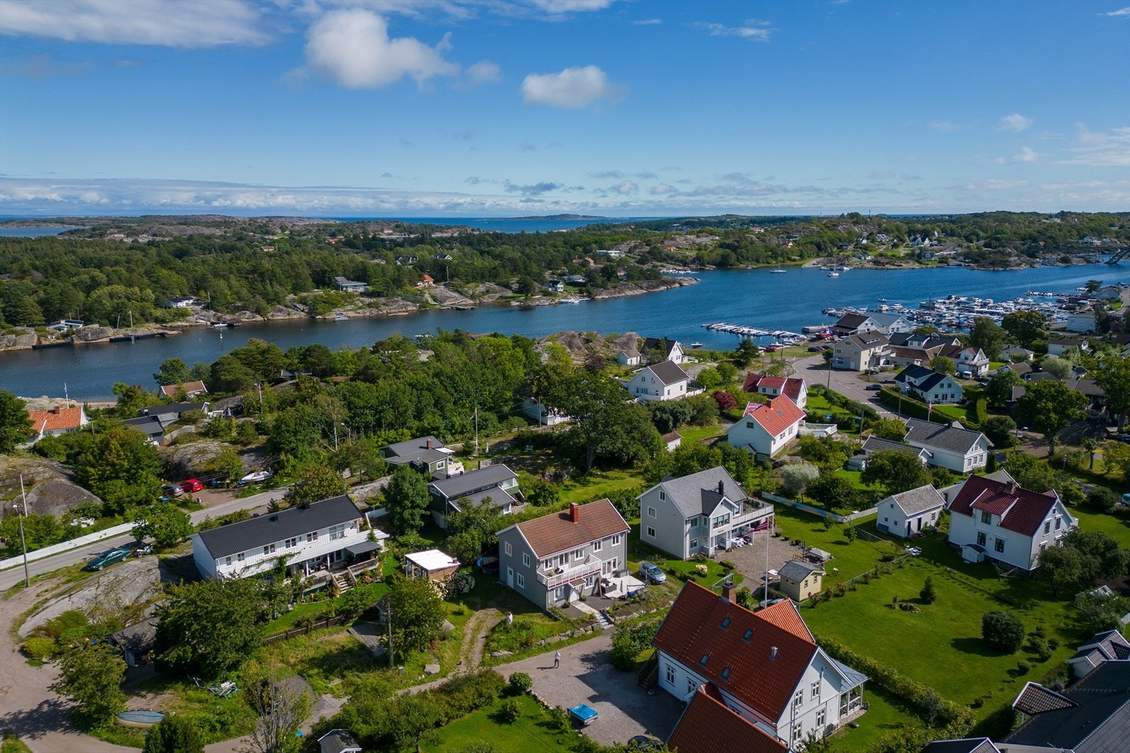 Tomannsboligen er beliggende i fredelig boligfelt og denne seksjonen har en nydelig opparbeidet hage Galleribilde