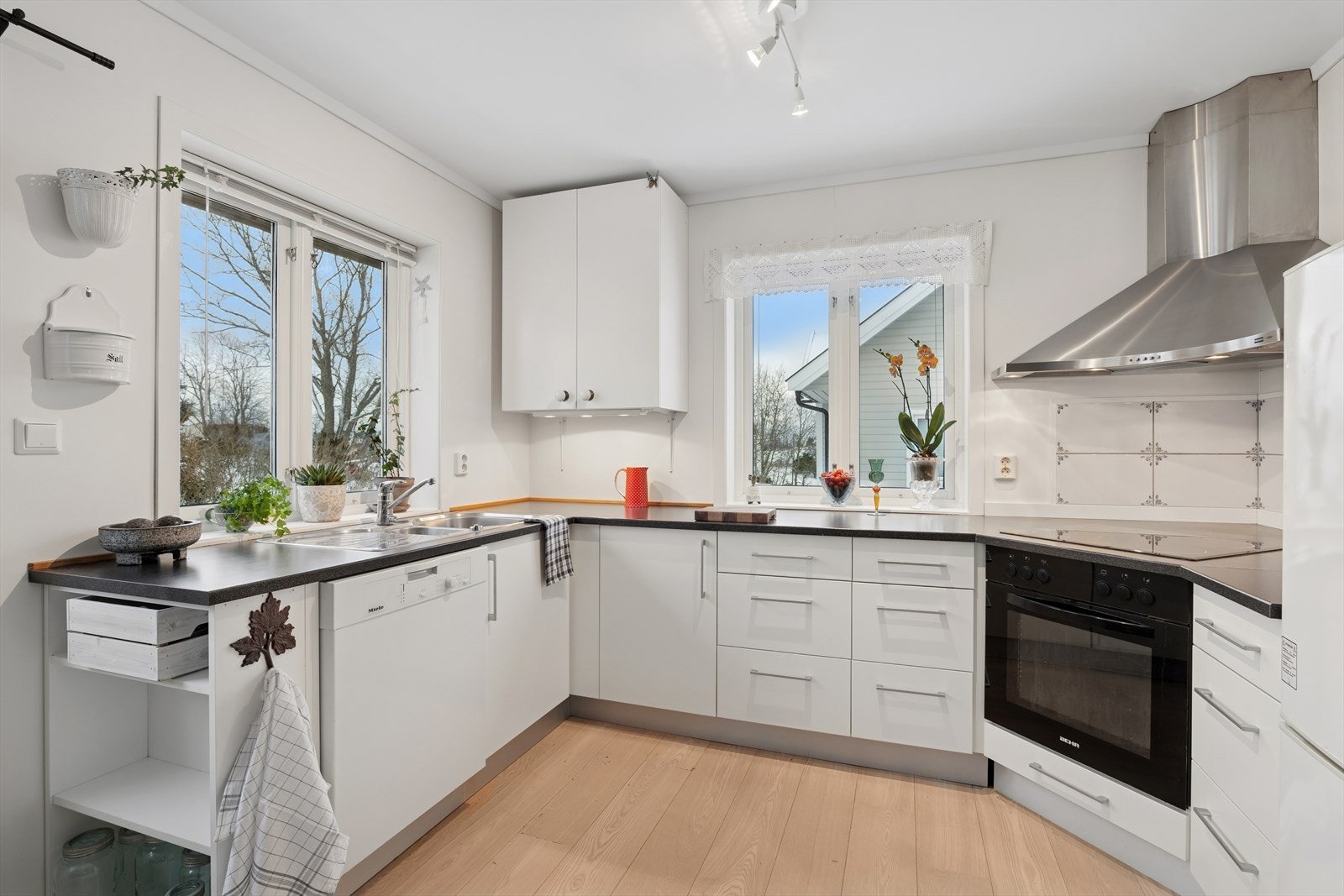 Kjøkkeninnredningen har en praktisk løsning med mye skap- og benkeplass Galleribilde