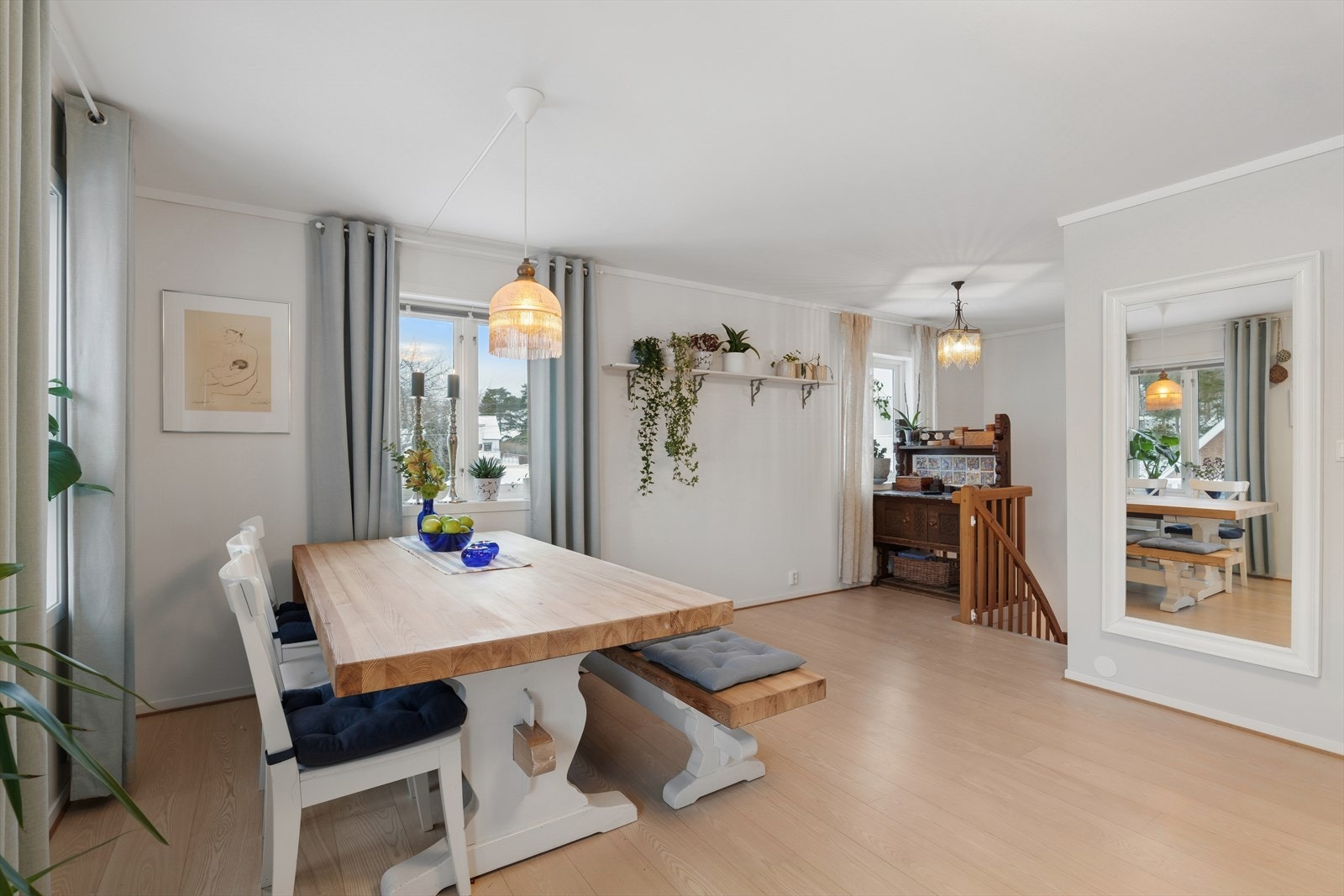 Stuen har klassisk enstavs parkett på gulv Galleribilde