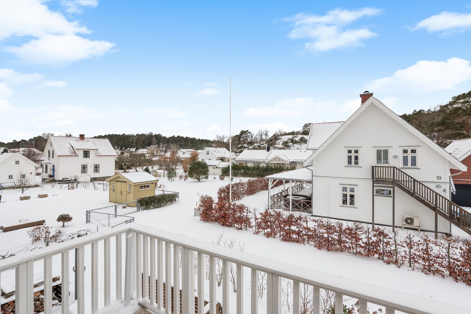 Den vestvendte terrassen har heldekkende elektrisk markise Galleribilde