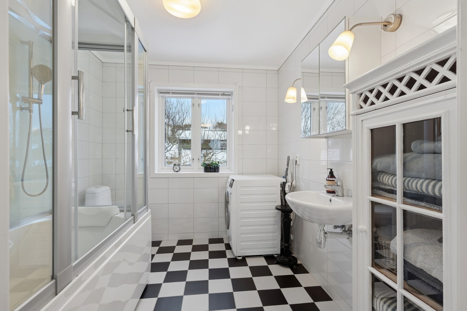 Badeværelset har flislagt gulv og flislagte vegger Galleribilde