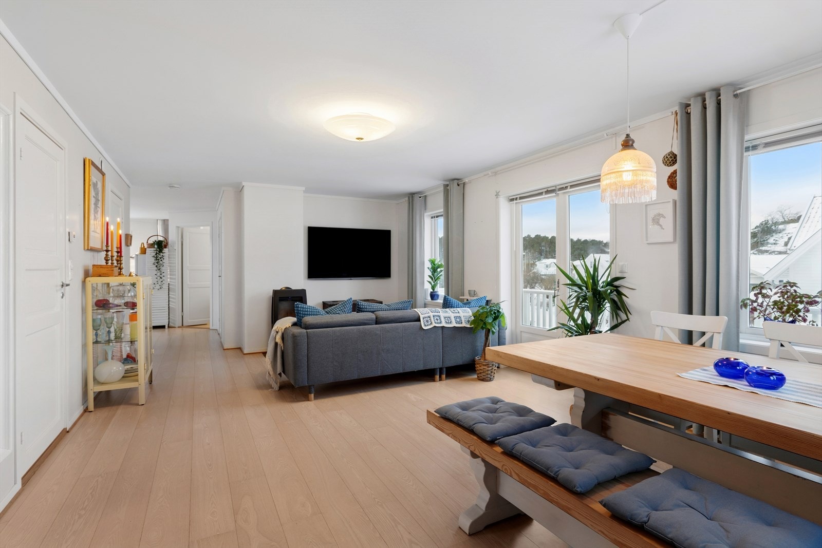 Boligen er beliggende i 2.etasje av nyere tomannsbolig med egen inngang fra bakkeplan Galleribilde