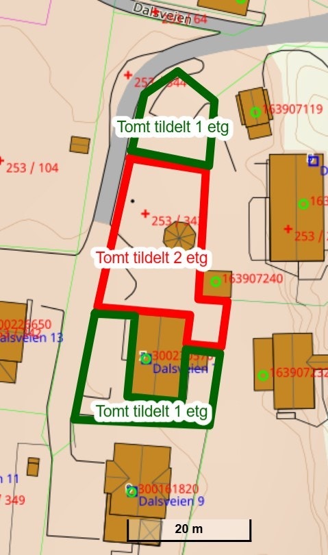 De to seksjonene har felles tomt - som etter gjensidig avtale er fordelt på følgende måte Galleribilde