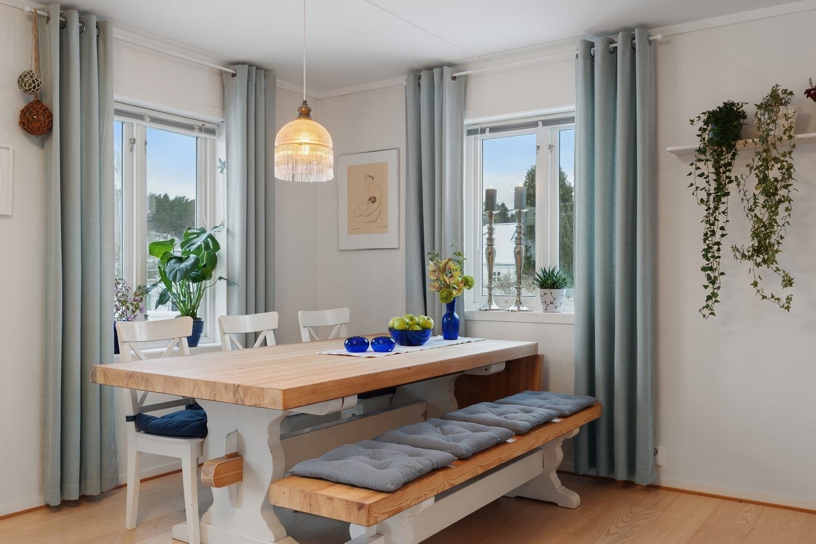 Det er godt med gjennomlys fra store vindusflater i stue Galleribilde