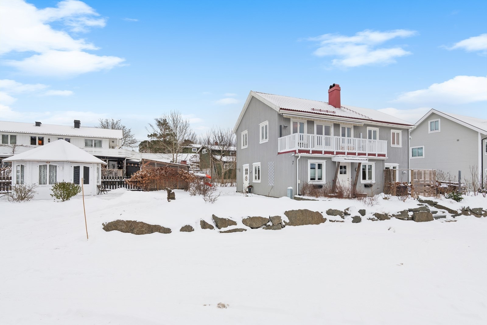 Til boligen hører koselig hage samt lysthus med tilhørende platting Galleribilde