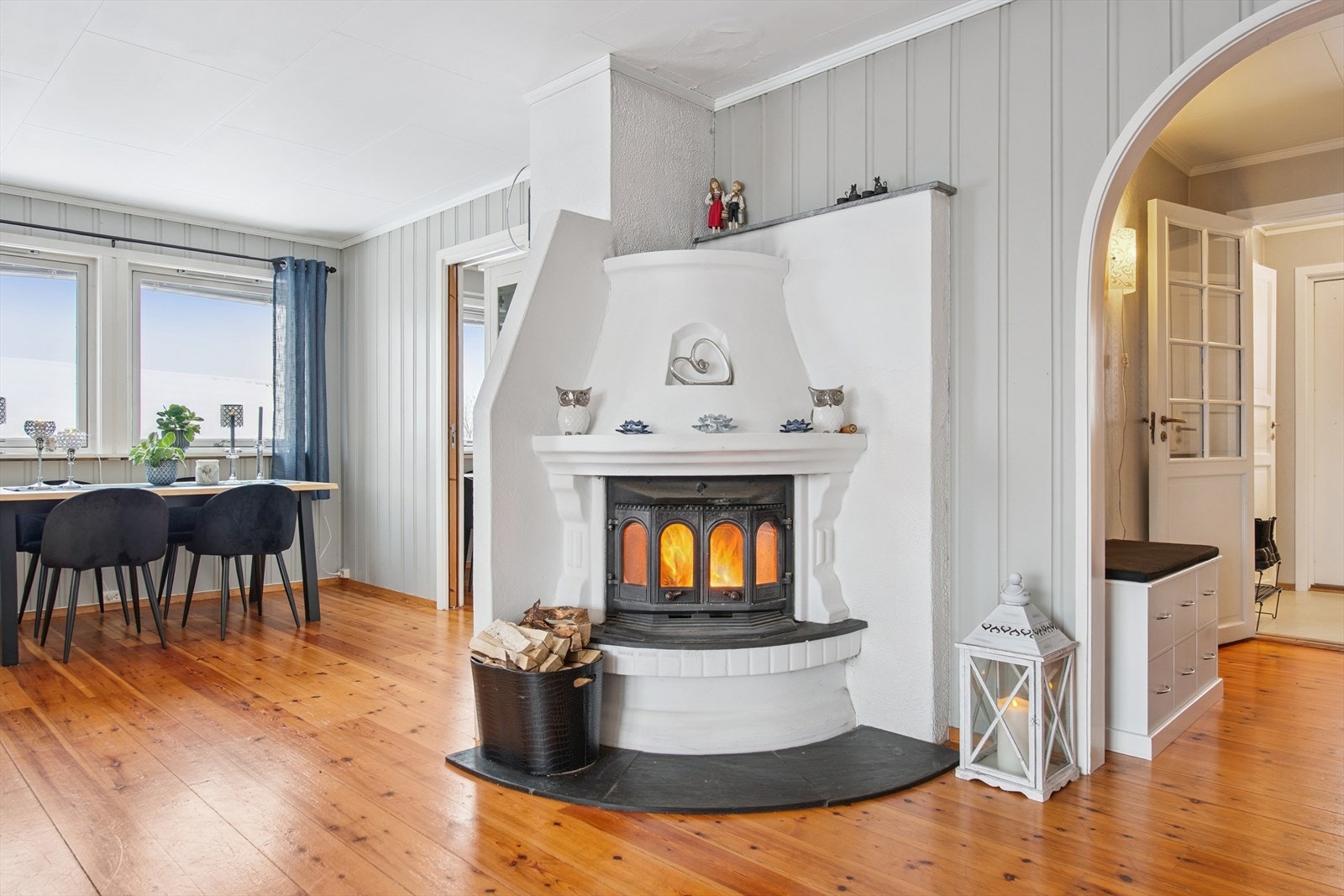 Et sentralt element i stuen er ildstedet for vedfyring, som gir god varme. Galleribilde