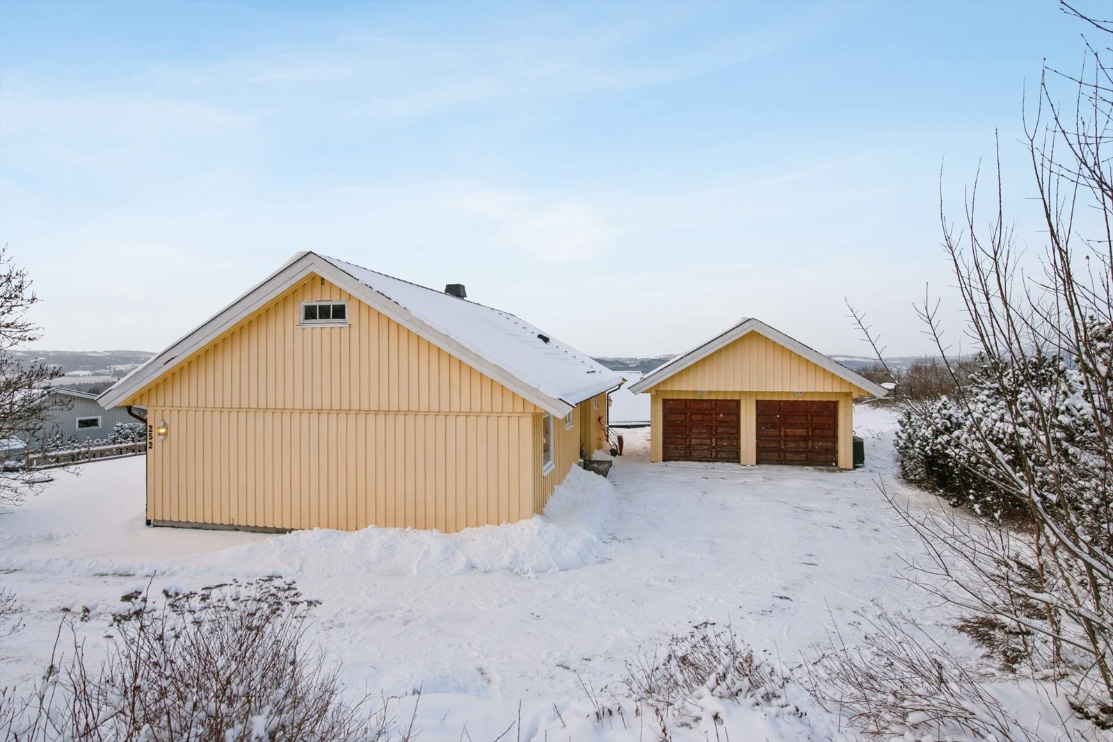 Eiendommen inkluderer en frittstående garasje på 46 m² fra 1998. Garasjen har innlagt strøm og en isolert bod i bakkant for ekstra lagring. Galleribilde