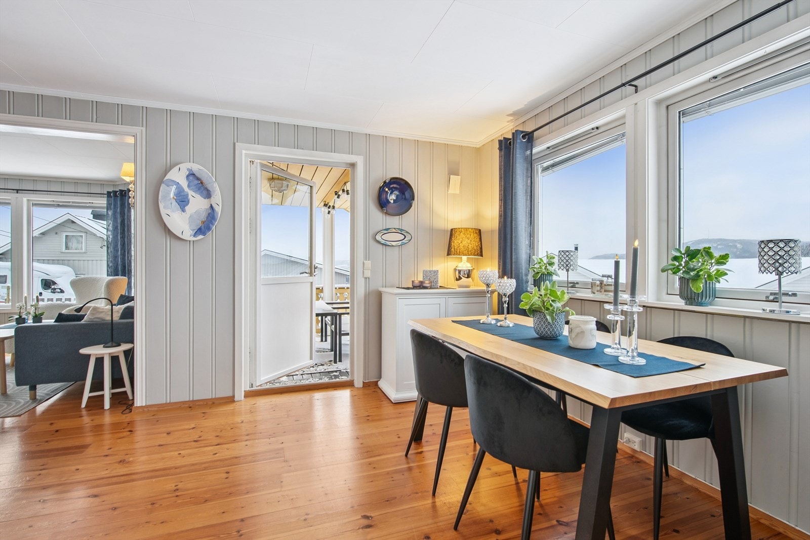 Fra spisestuen er det direkte utgang til den sørvestvendte terrassen. Galleribilde