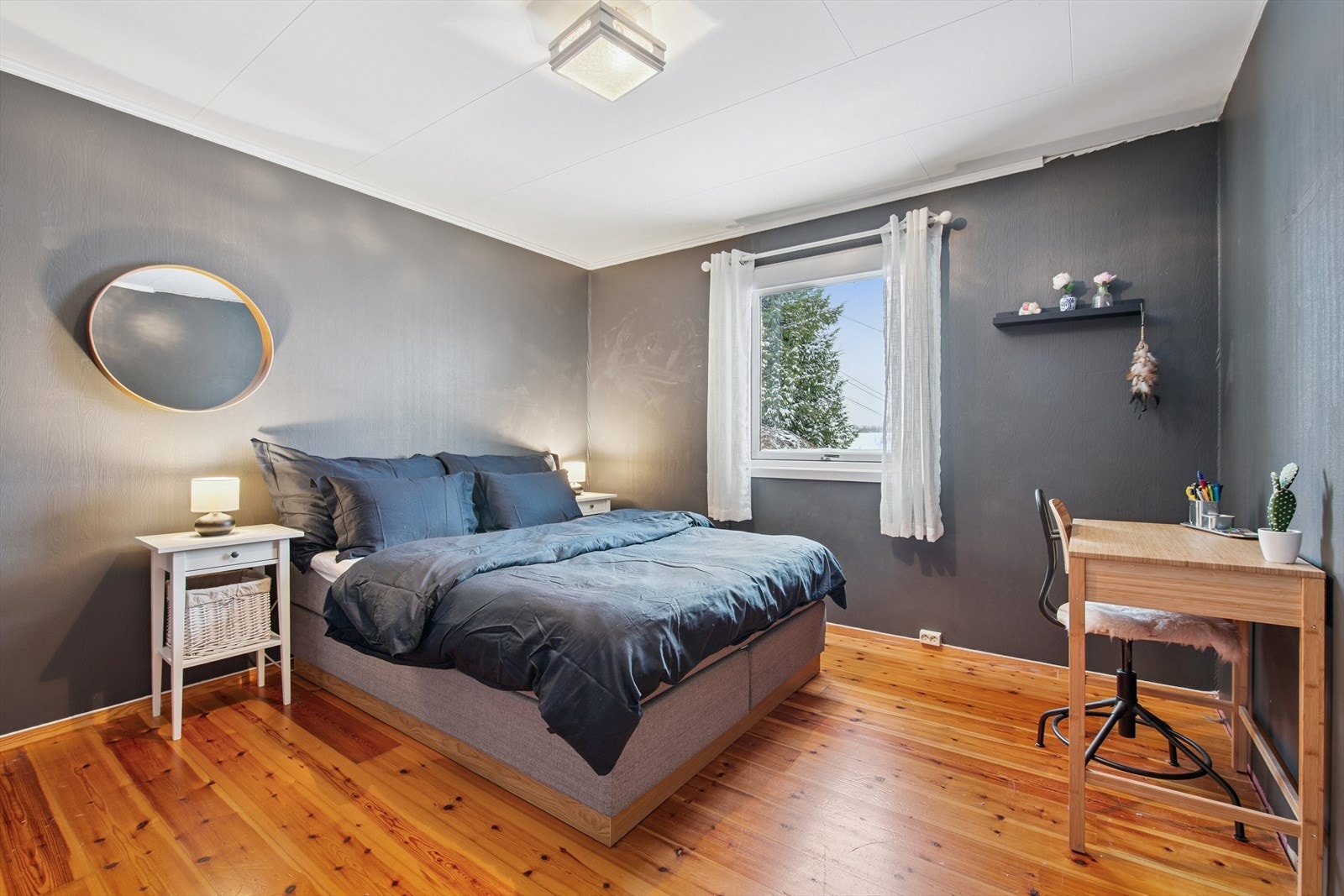 Soverommet har panel og tapet på veggene, og plass til en liten arbeidsplass. Galleribilde