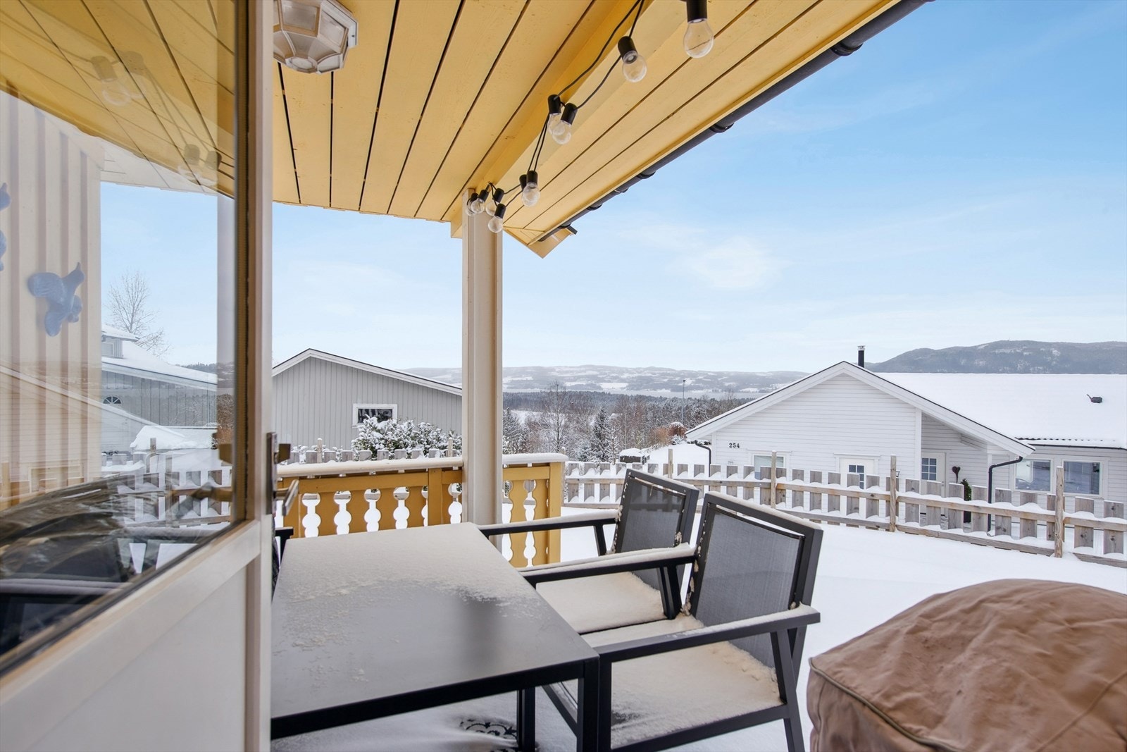 Den delvis overbygde terrassen gir en lun uteplass med utgang fra stuen. Galleribilde