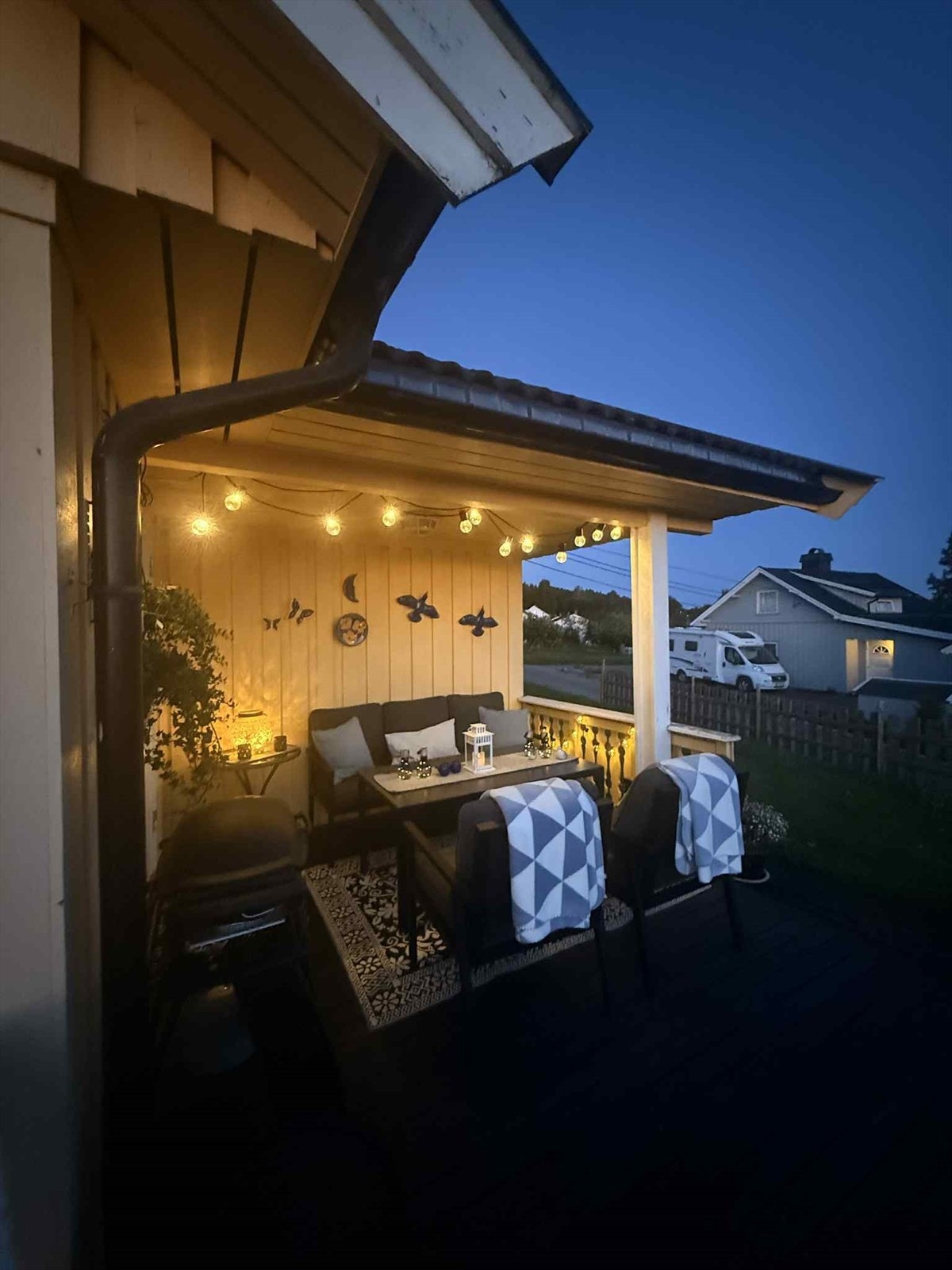 Selgers egne bilder av terrassen og uteområdet på sommerstid. Galleribilde