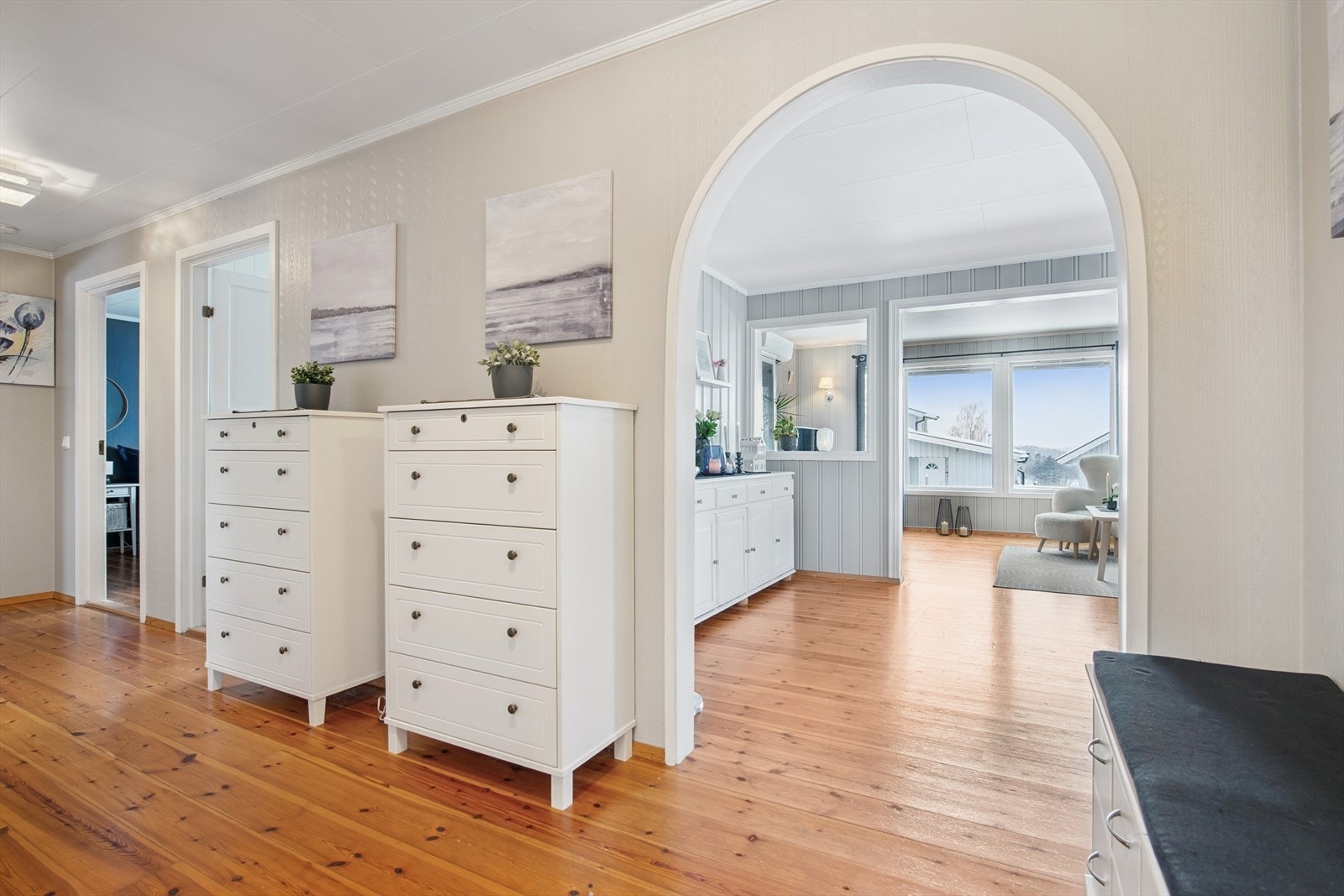 Gangen binder sammen soveromsavdelingen med stuen og har varme i gulvet i ytre del. Galleribilde