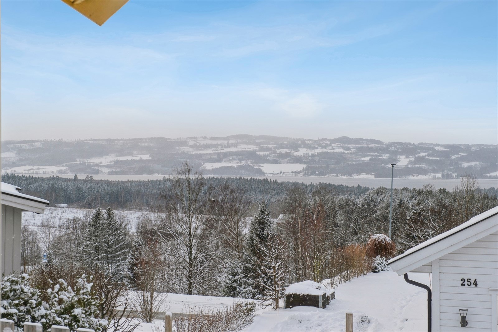 Fra eiendommen er det utsikt over det omkringliggende kulturlandskapet og mot Mjøsa. Galleribilde