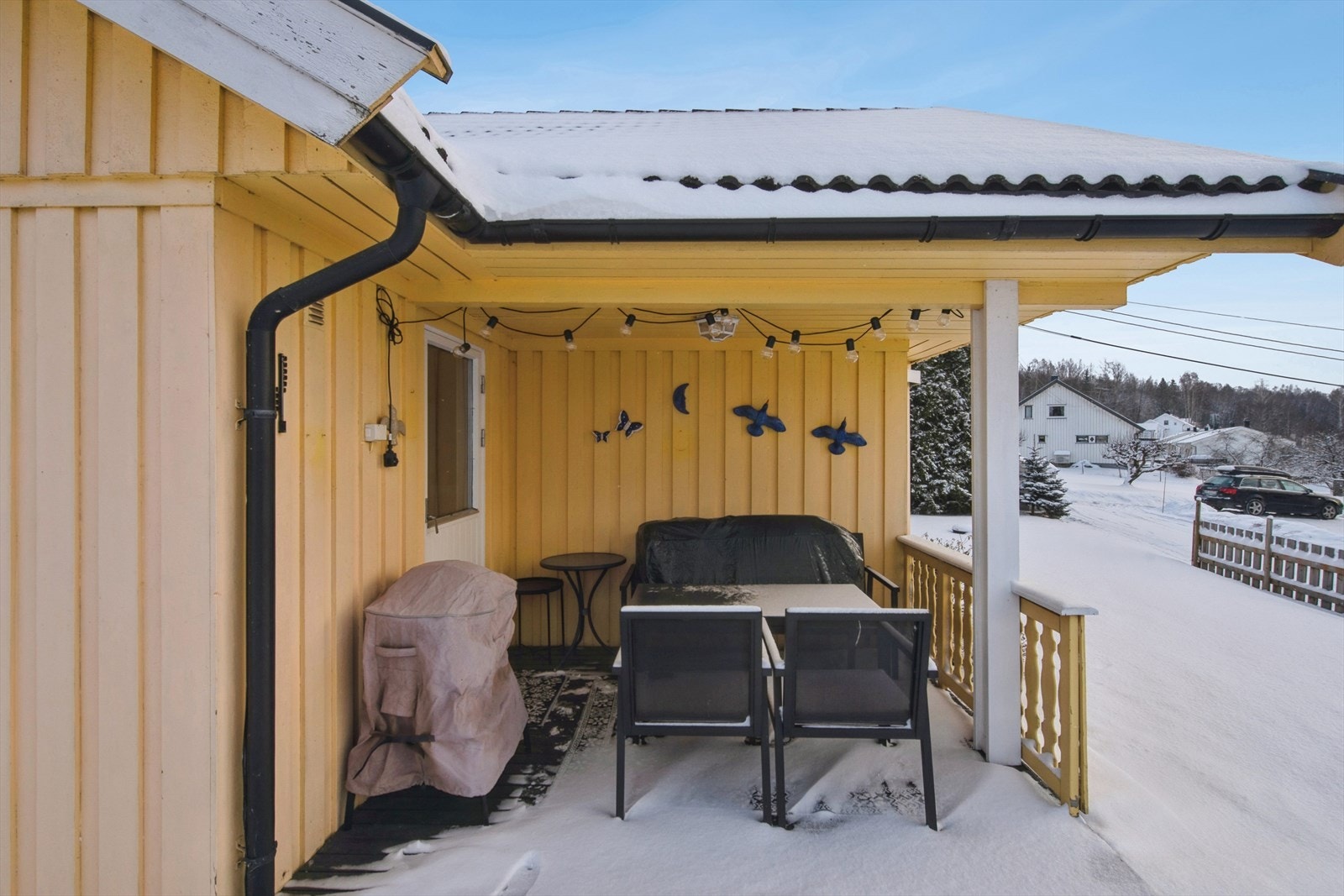 Terrassen er fundamentert med blokker direkte på grunn og har overflater i treverk. Galleribilde