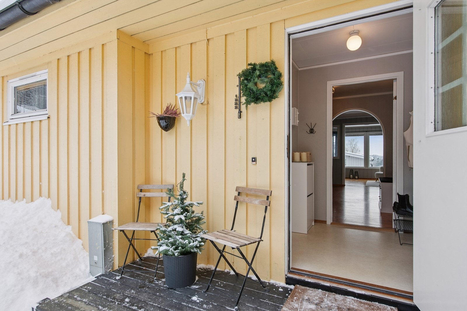 Overbygd inngangsparti med en terrasse på 2 m². Galleribilde