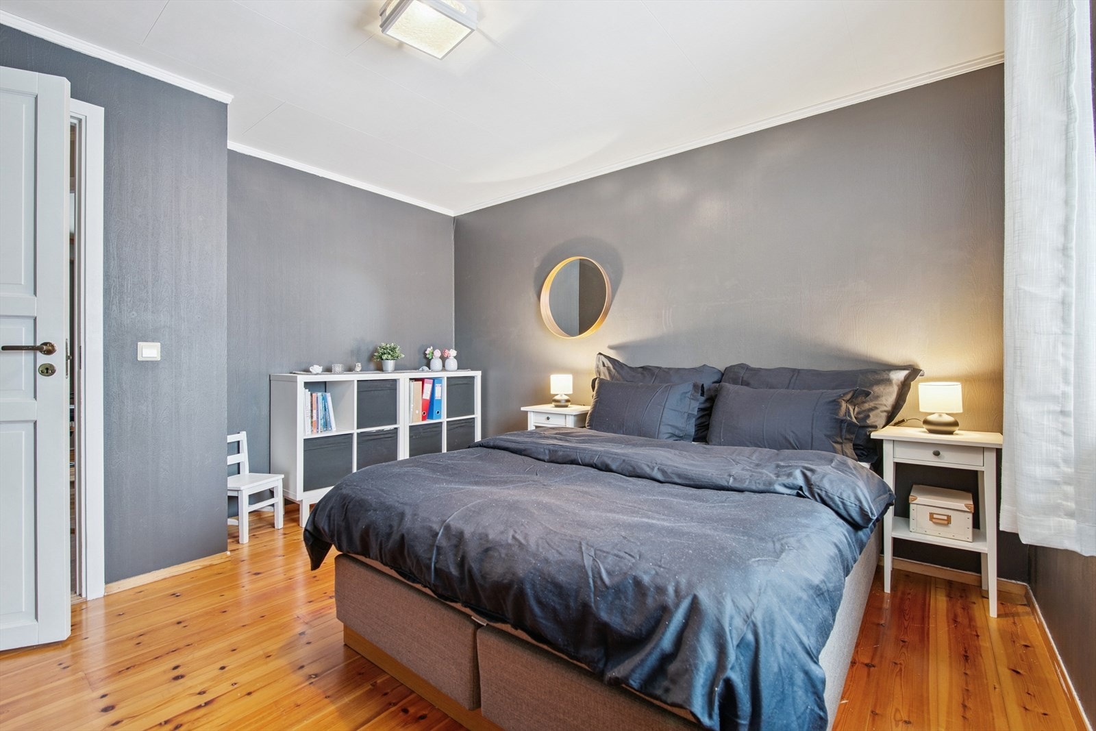 Hovedsoverommet har god plass til dobbeltseng og gjennomgående tregulv. Galleribilde