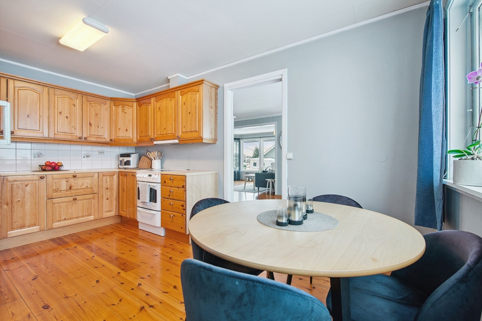 Kjøkkenet har plass til en egen spiseplass for hverdagsmåltidene. Galleribilde