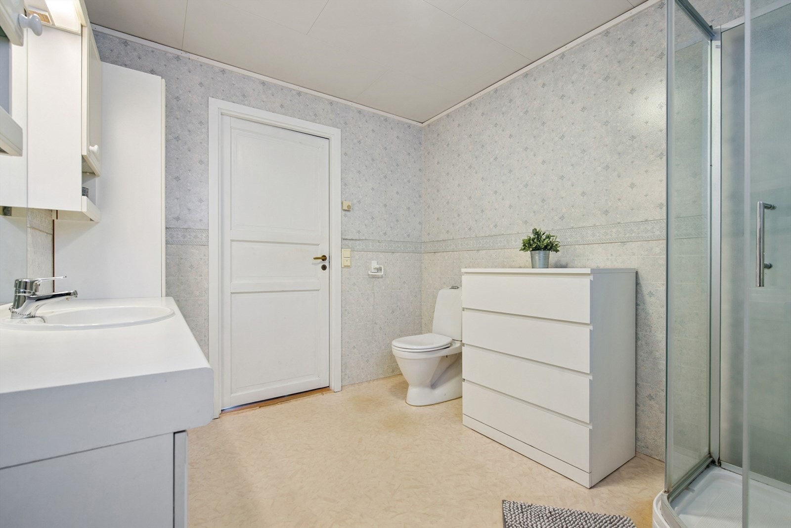 Overflatene på badet består av belegg på gulv og vegger. Galleribilde