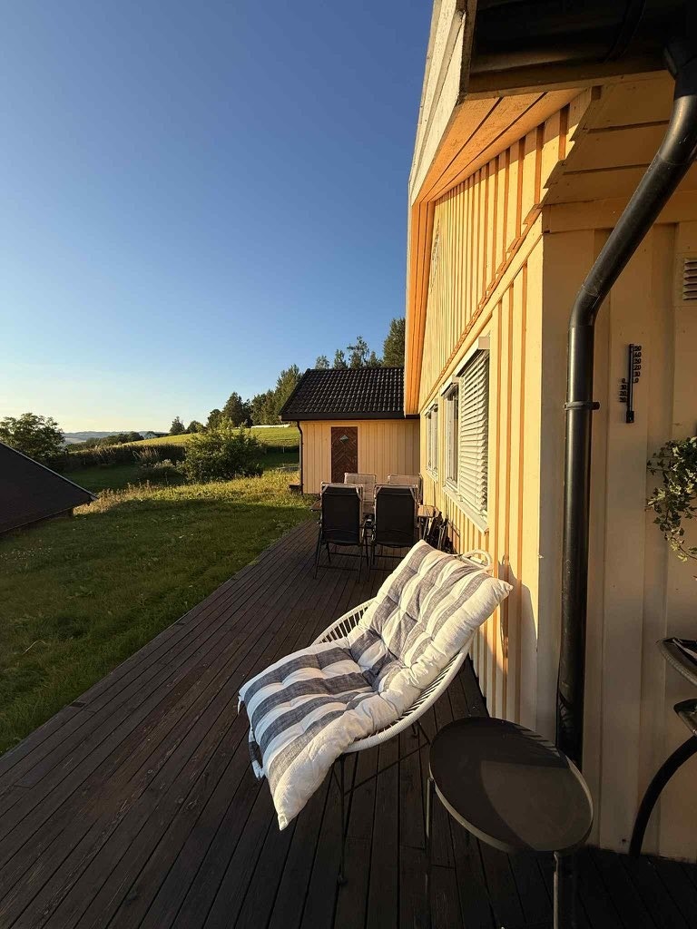 Selgers egne bilder av terrassen og uteområdet på sommerstid. Galleribilde