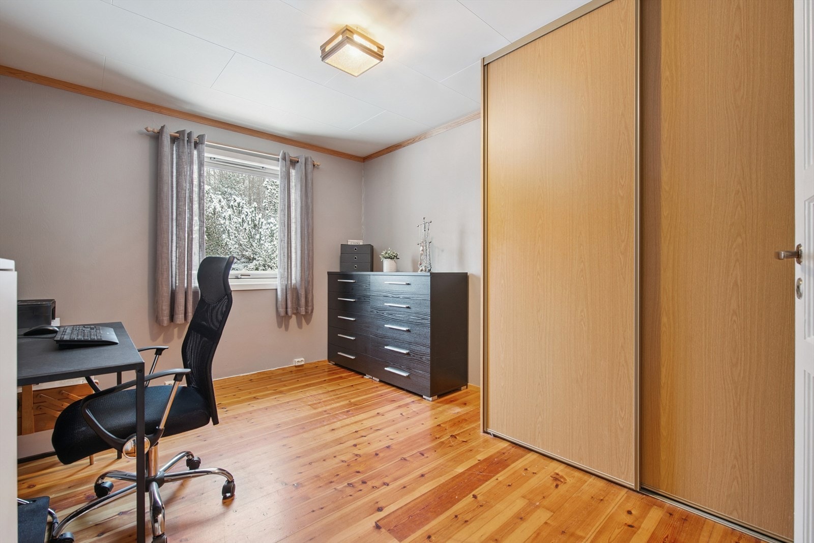 Rommet er utstyrt med en praktisk skyvedørsgarderobe for god oppbevaring. Galleribilde