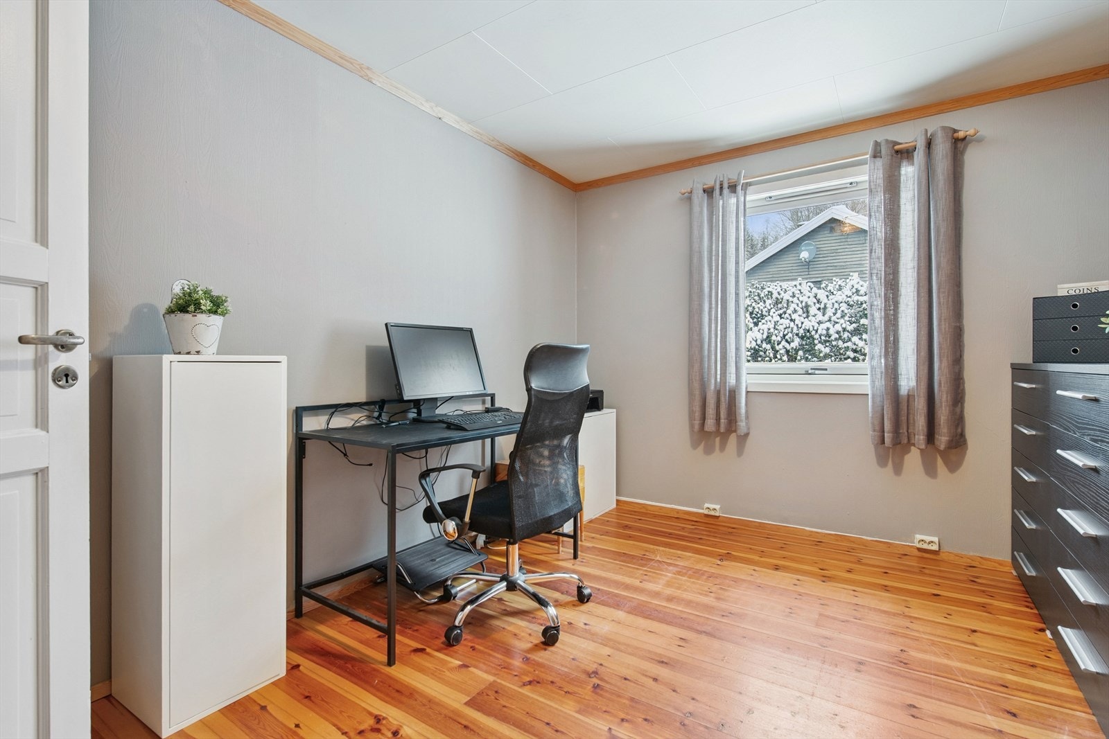 Ett av boligens tre soverom, egnet som kontor eller gjesterom. Galleribilde