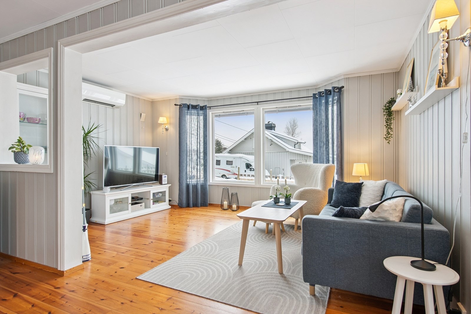 Stuen har store vindusflater og gjennomgående tregulv. Galleribilde