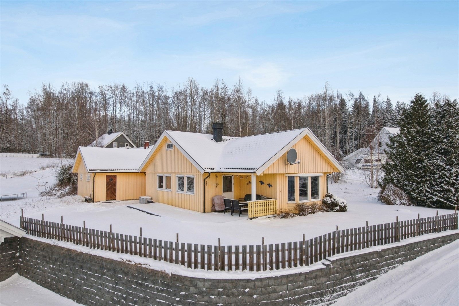 Eiet tomt på 869 m² som er flat og opparbeidet med plen og beplantning. Galleribilde
