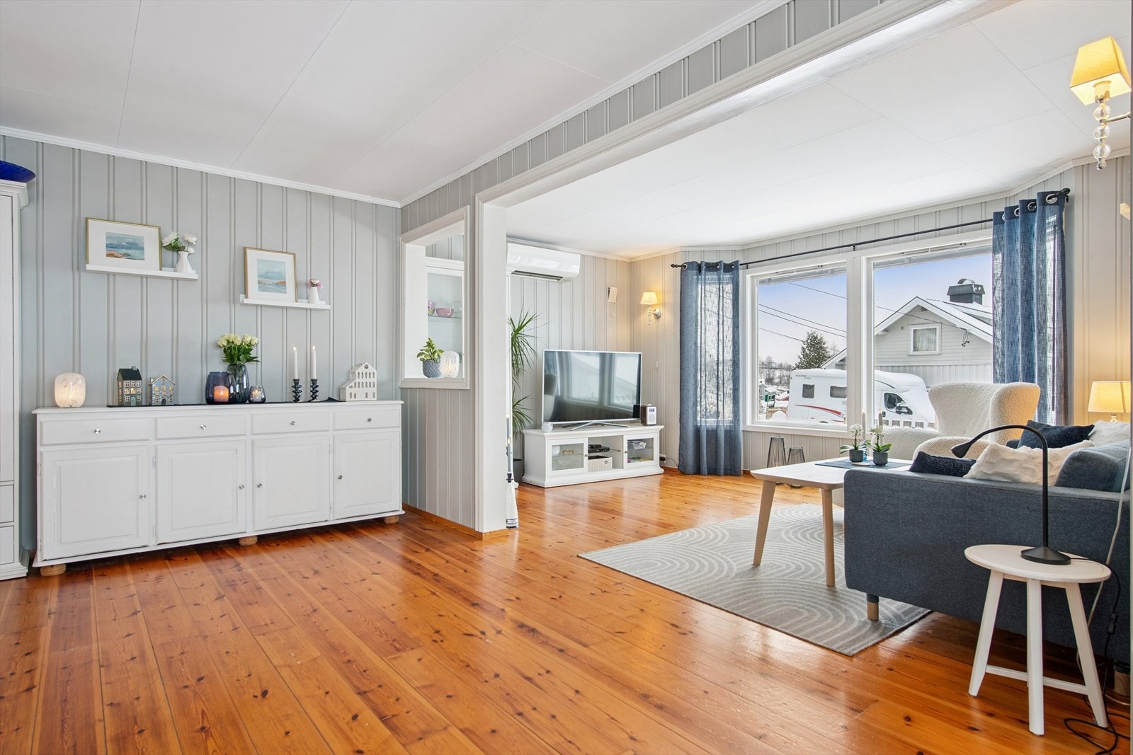 Stuen har en åpen løsning mot spisestuedelen, som skaper en sosial sone. Galleribilde