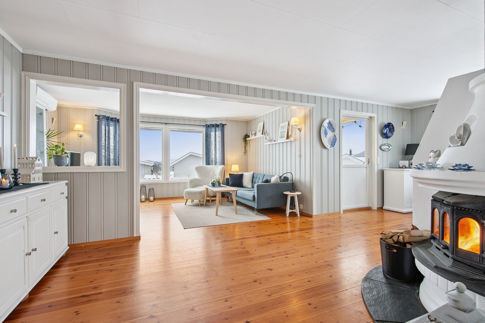 Boligen har en funksjonell planløsning som binder rommene godt sammen. Galleribilde