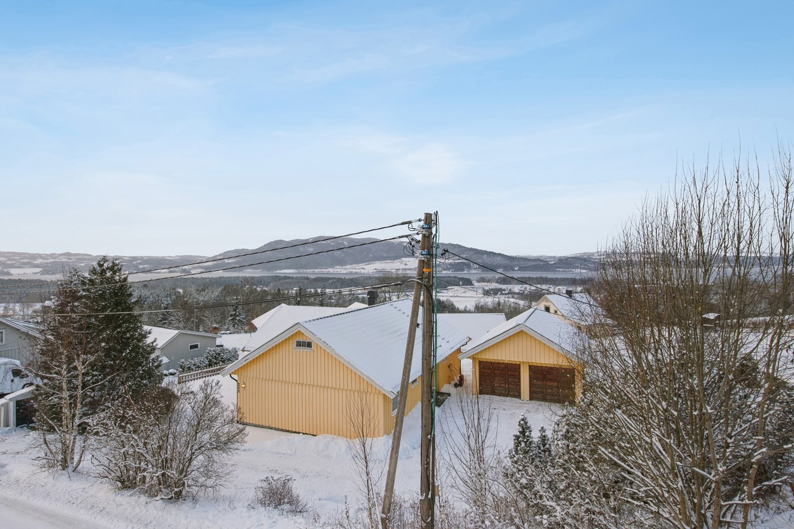 Enebolig fra 1994 med en attraktiv og barnevennlig beliggenhet i et etablert boligområde ca. 3 km fra Brumunddal sentrum - fin utsikt! Galleribilde