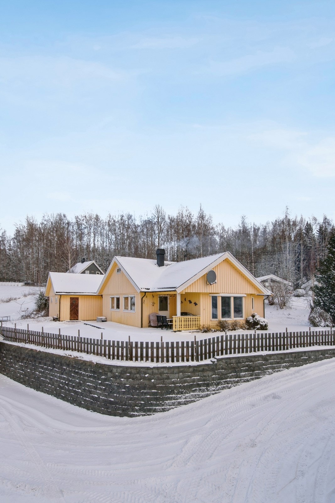 Eiendommen holder i hovedsak standard fra byggeåret, noe som innebærer et visst behov for vedlikehold. Galleribilde