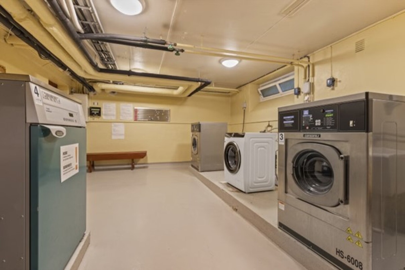 Fellesvaskeri for beboerne i oppgang 15. Leiligheten har vaskemaskin også i leiligheten Galleribilde