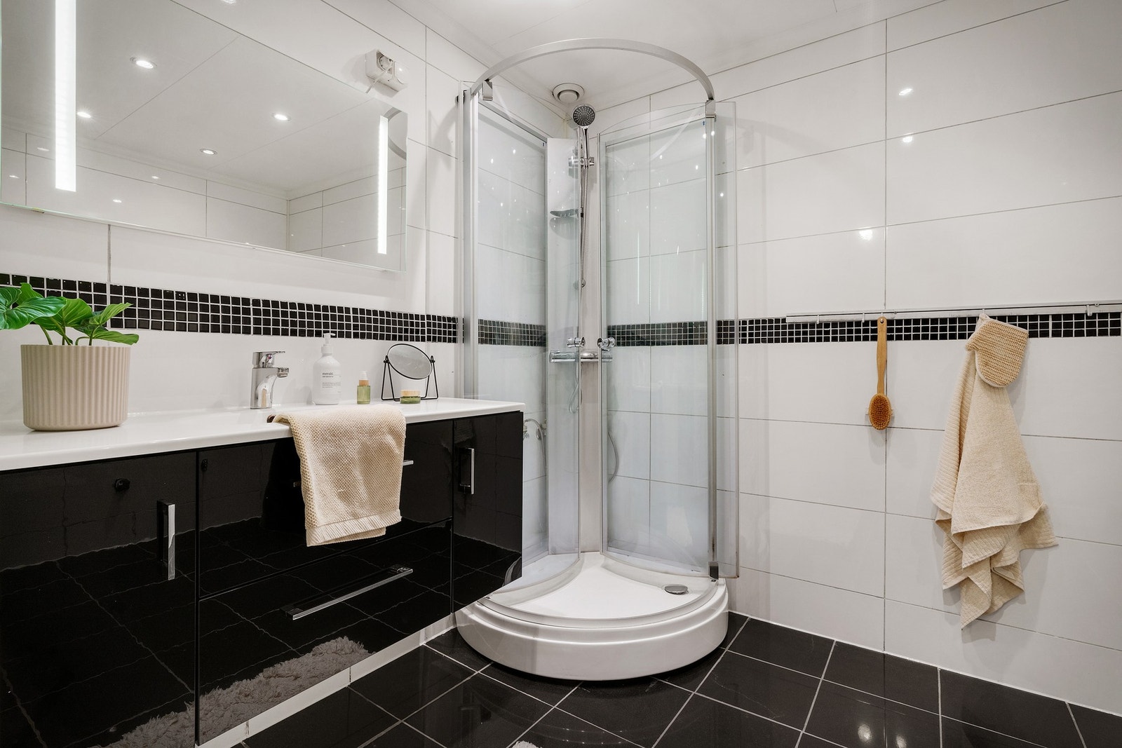 Badet måler 5,7 m². Galleribilde