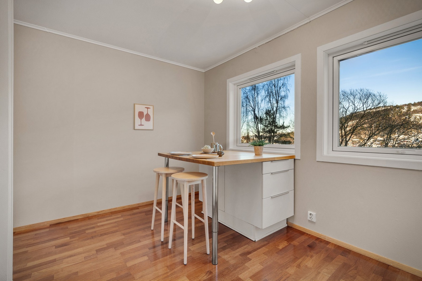 Det er god plass til en liten frokostgruppe. Galleribilde