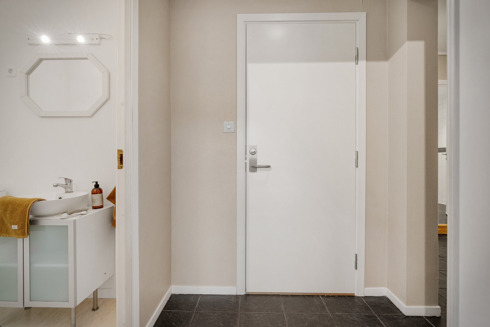 Fra mellomgangen har du tilgang til toalett og et soverom. Galleribilde