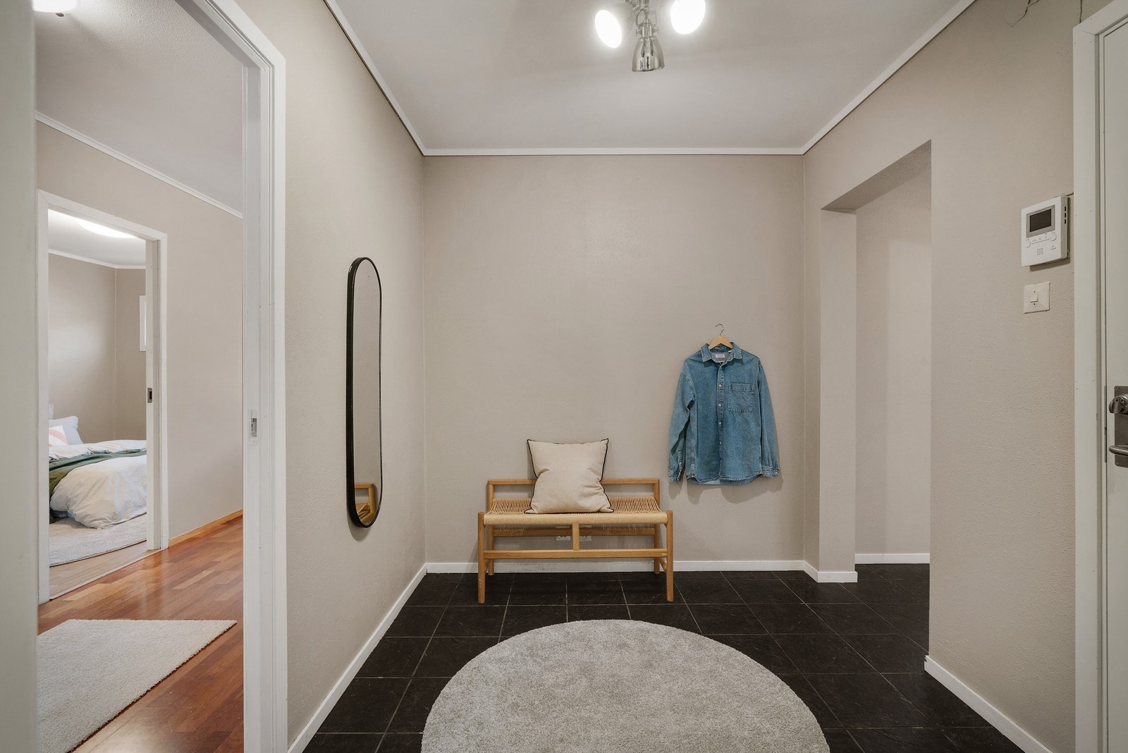 Her har du plass til å henge fra deg yttertøy og sko. Galleribilde