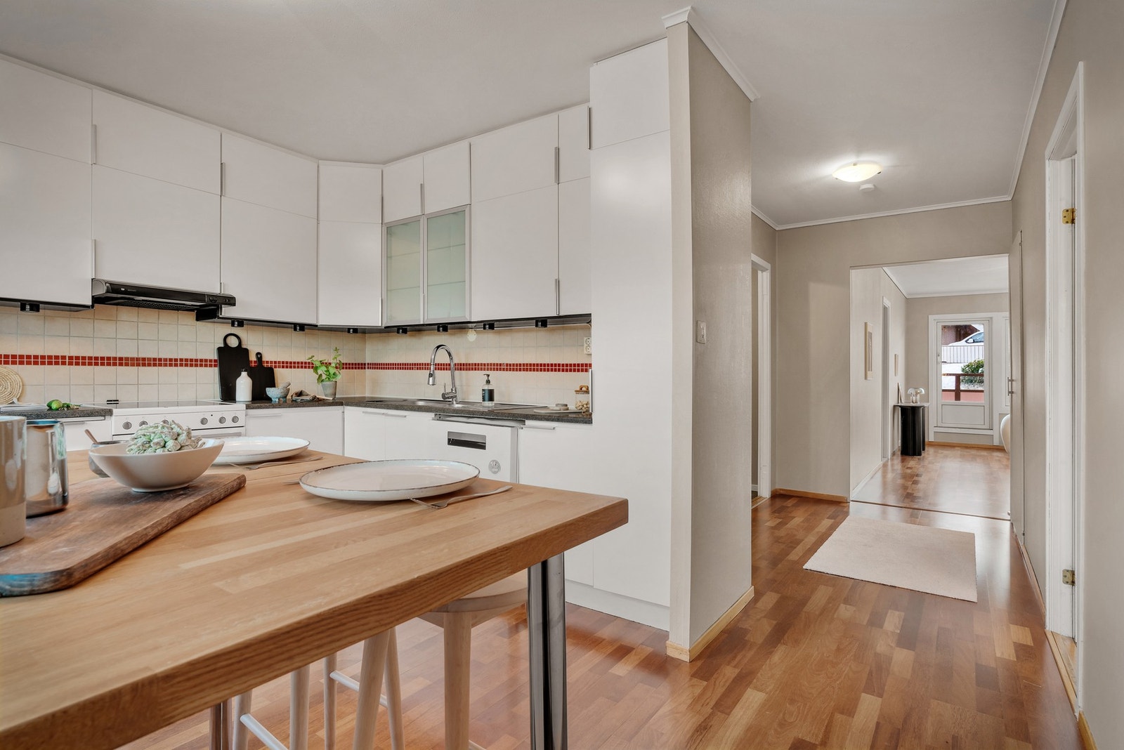 Kjøkkenet har god med arbeids- og oppbevaringsplass. Galleribilde