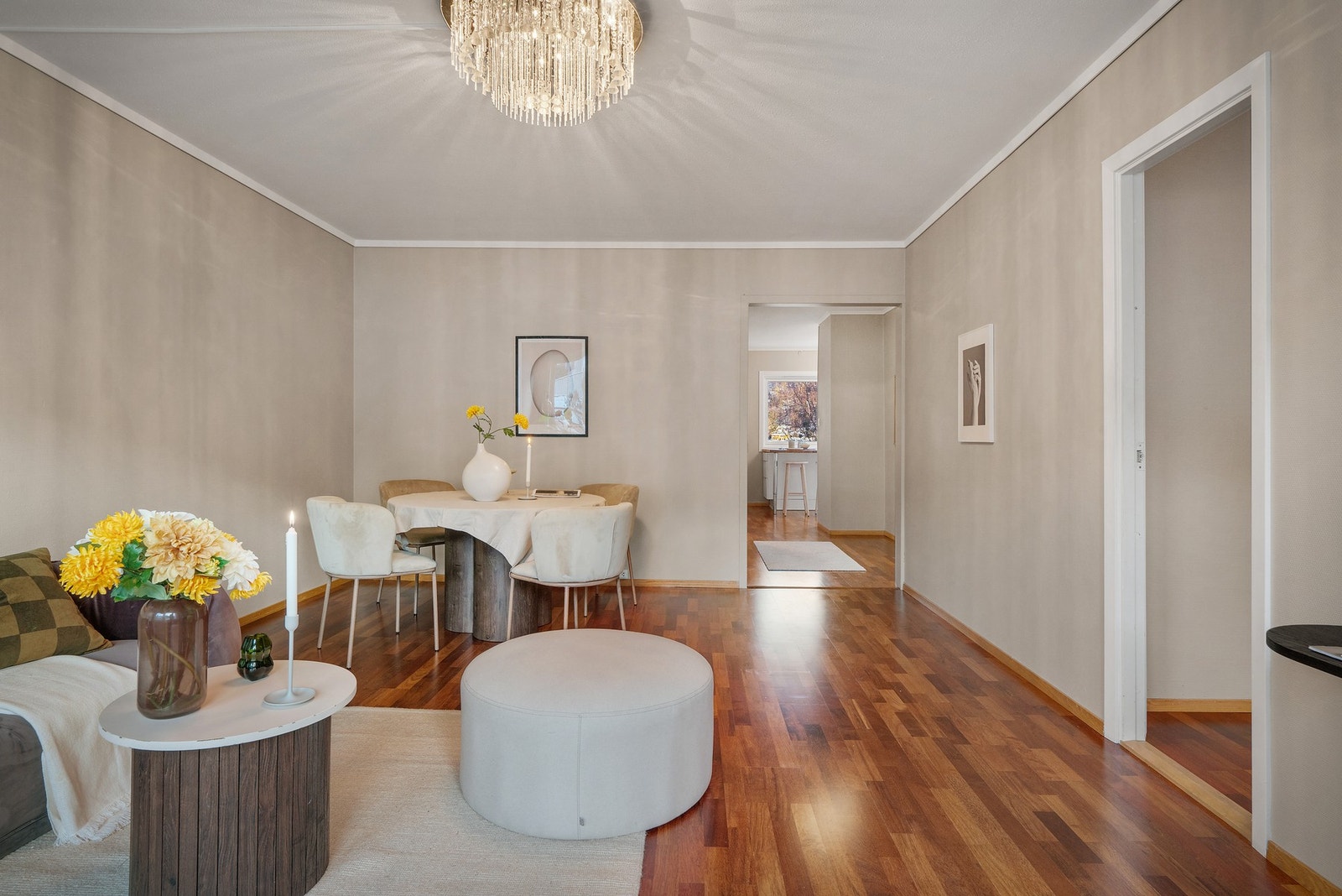 Det er også plass til en koselig spisegruppe. Galleribilde