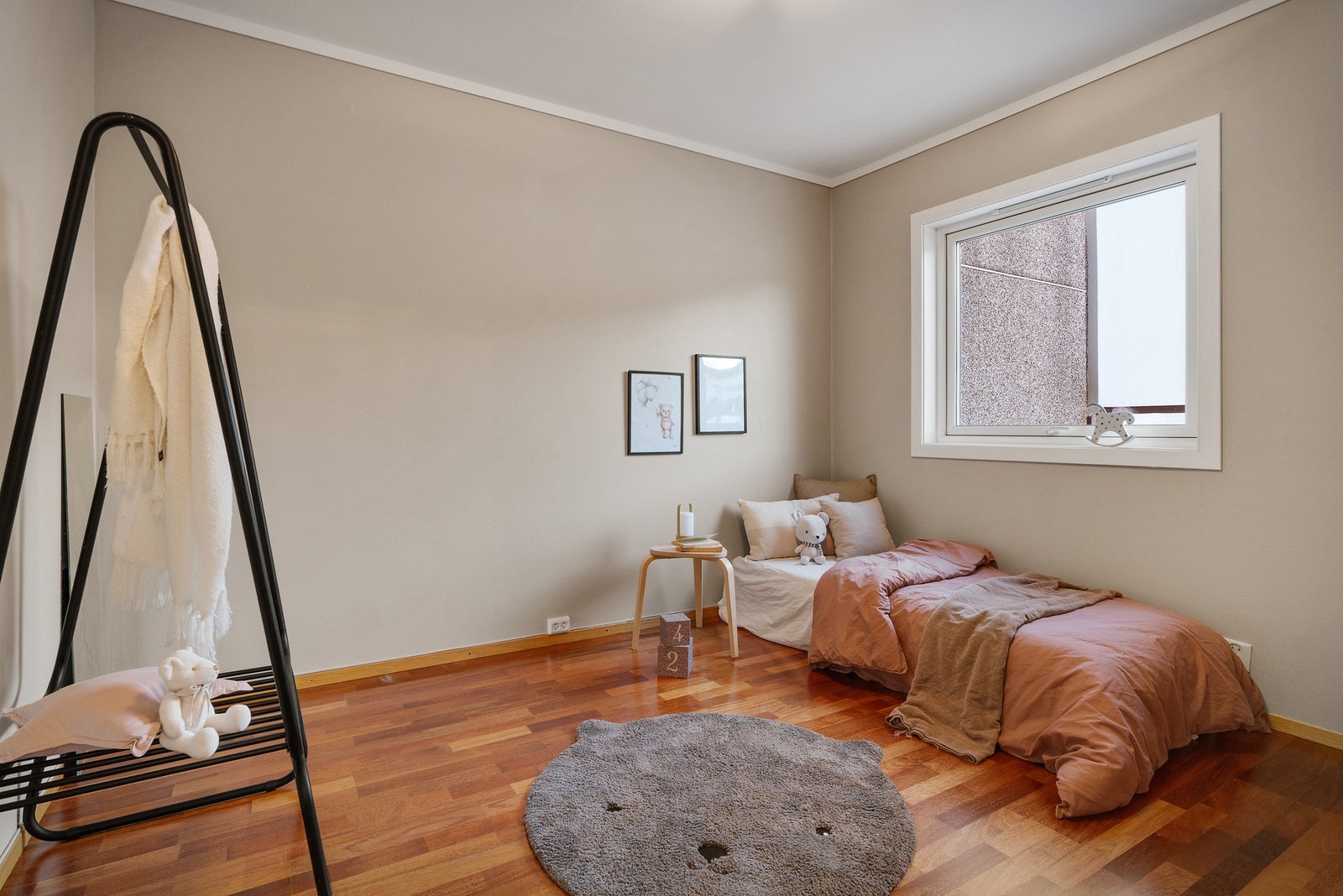 Rommene har plass til seng, nattbord og garderobe. Galleribilde