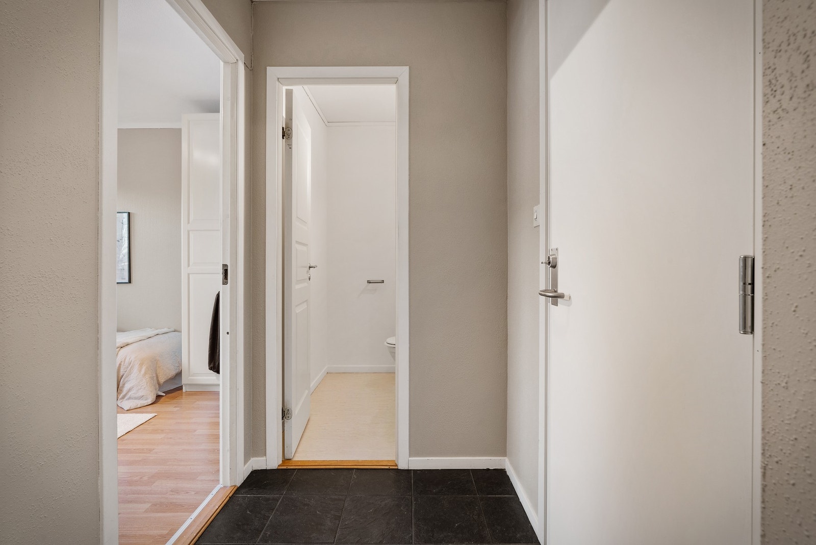 En praktisk mellomgang på 2,2 m² separerer ulike soner i boligen. Galleribilde