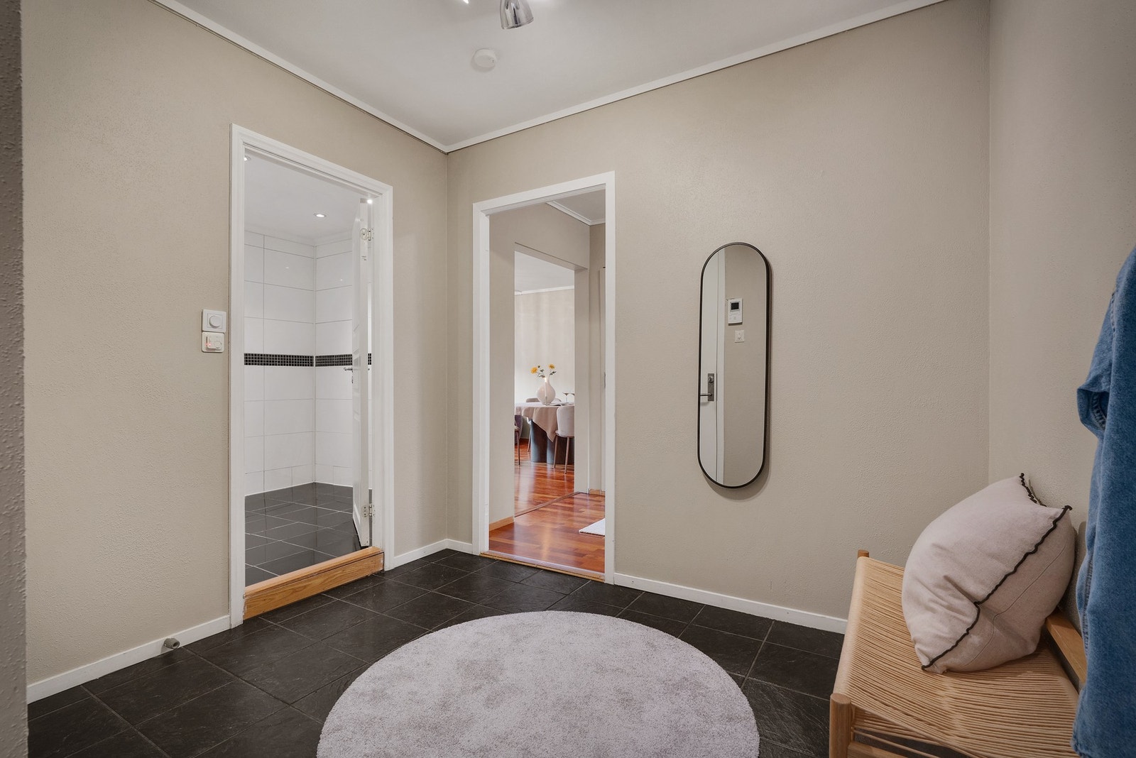 Det første som møter deg er en romslig gang på 6 m². Galleribilde