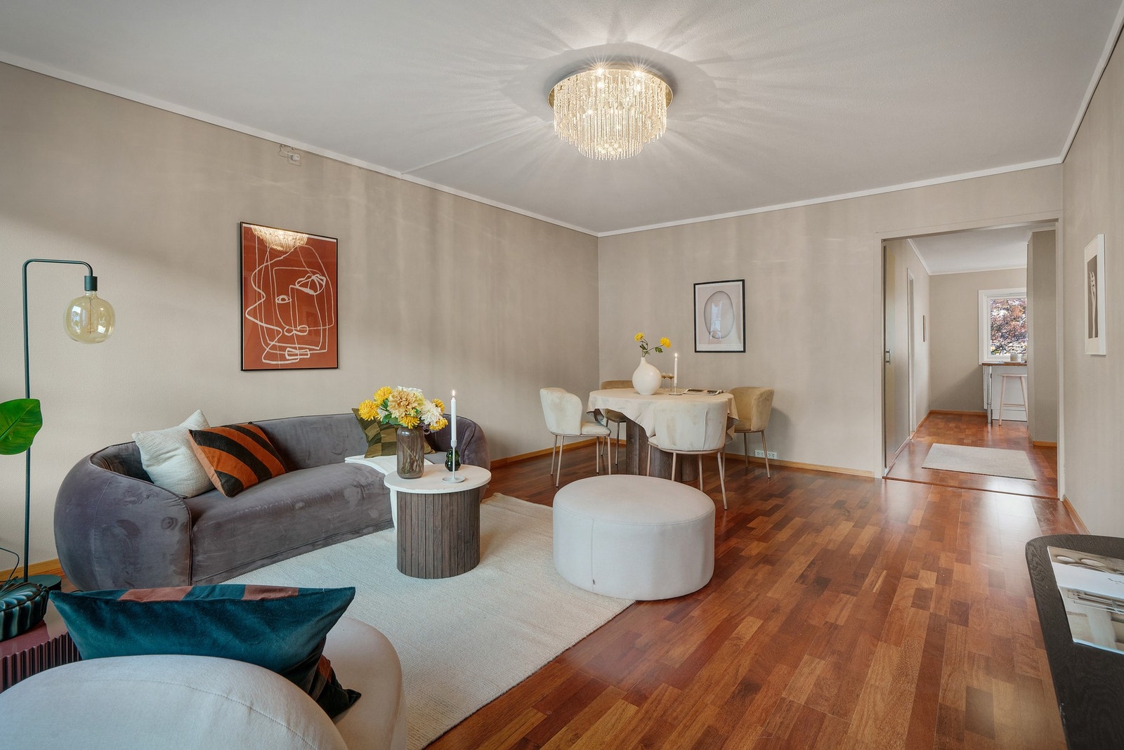 Her kan du innrede med stor sofagruppe, sofabord og mediemøblement. Galleribilde