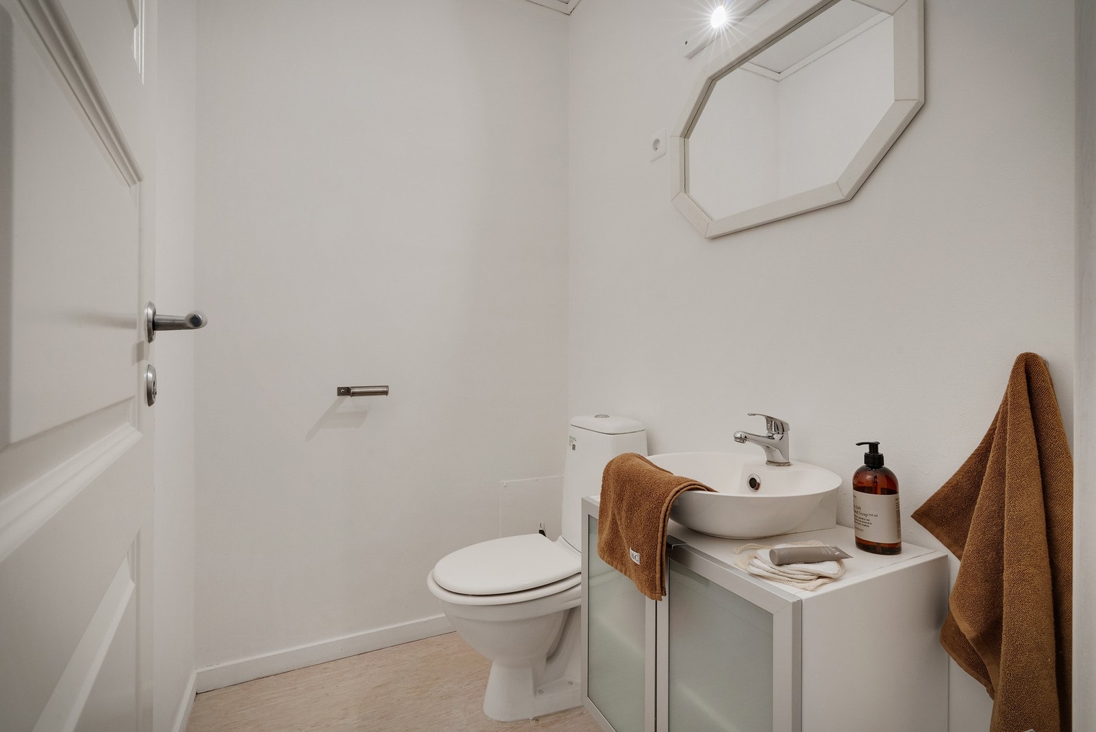 Toalettet måler 2,2 m² og har flislagt gulv. Toalettet er innredet med servant og toalett. Galleribilde