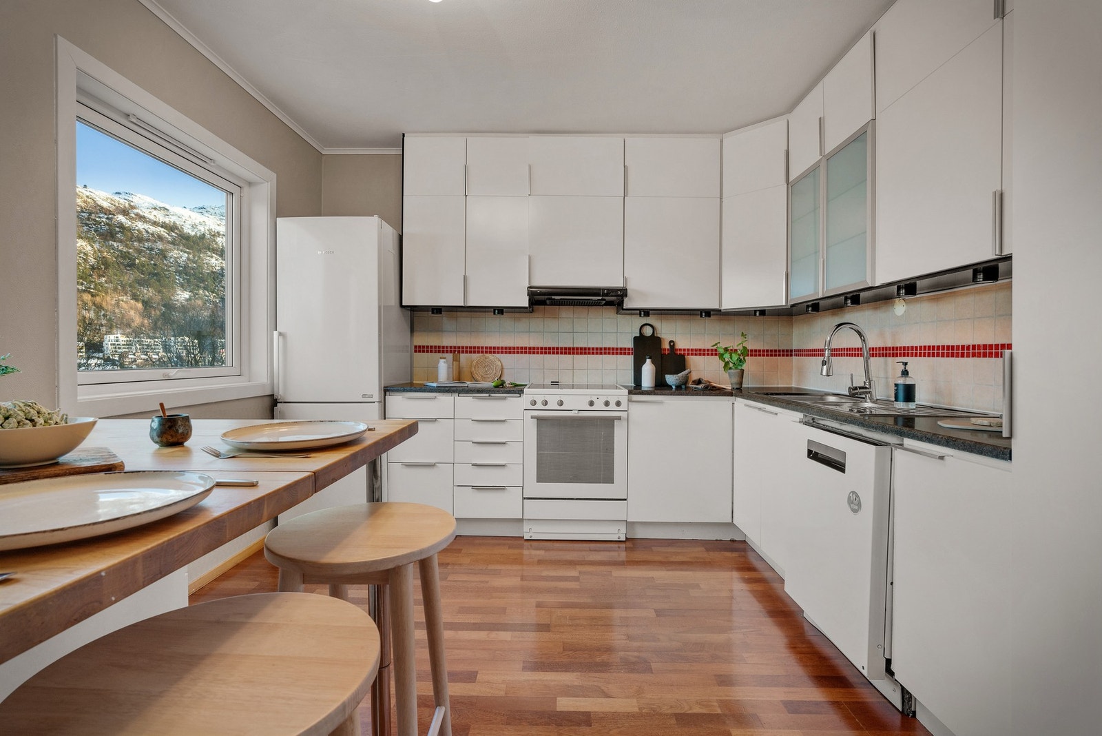 Kjøkkenet har en naturlig tilknytning til stuen. Galleribilde