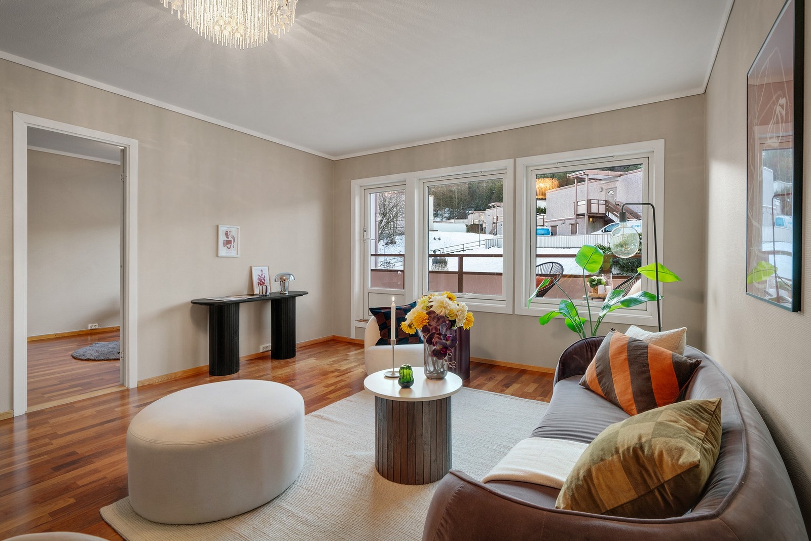 Store vindusflater sørger for godt med naturlig lysinnslipp. Galleribilde