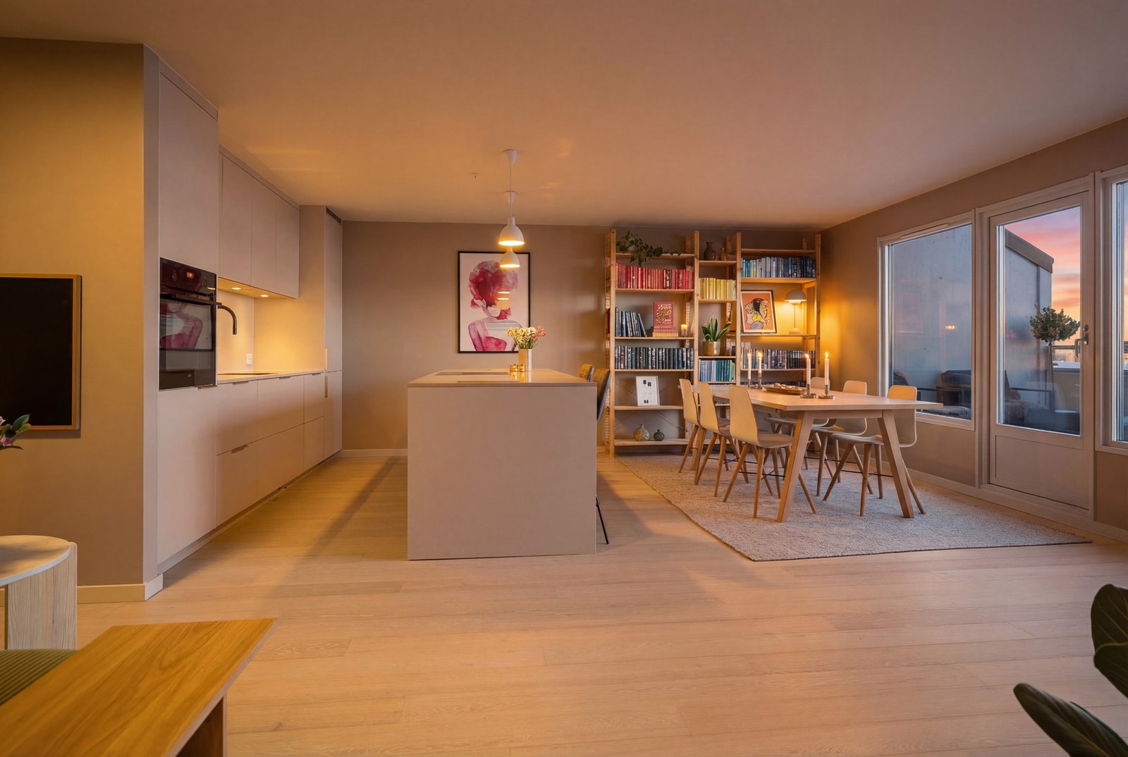 Leiligheten er en selveiet 3-roms og har blant annet en stor privat terrasse vendt mot vest. Galleribilde