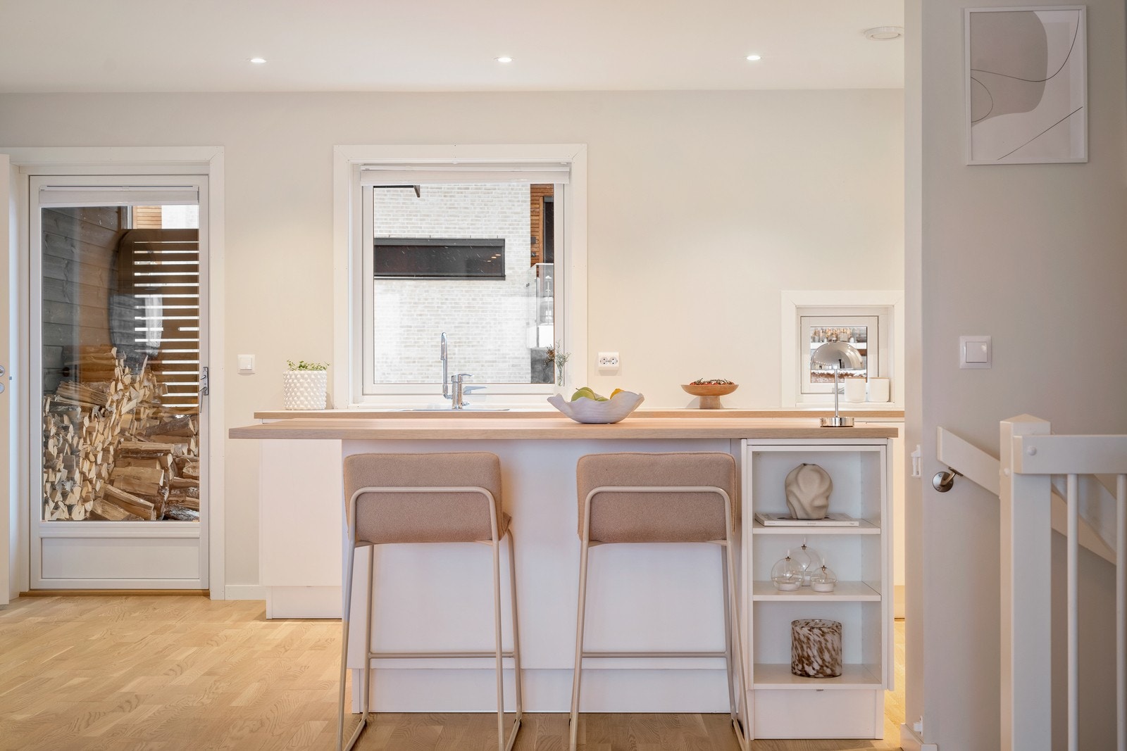 Fra kjøkkenet har du utgang til uteplassen som vender mot øst. Galleribilde