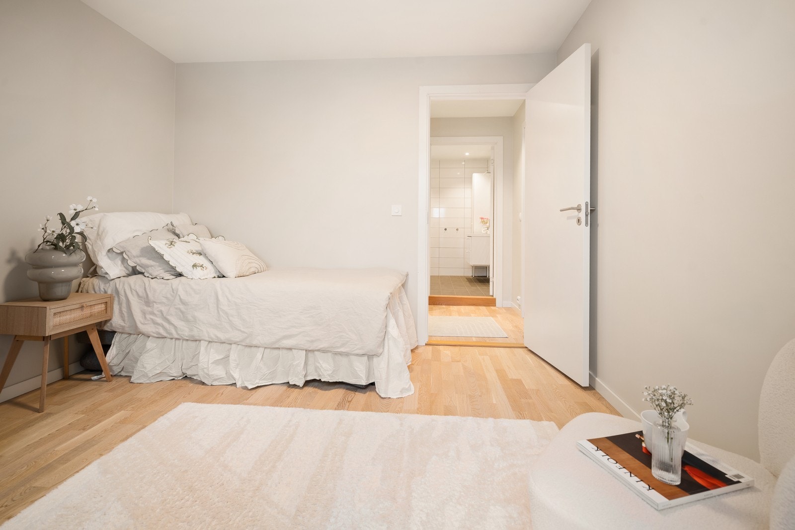 Soverommet er av god størrelse og egner godt som hovedsoverom, gjesterom eller hjemmekontor. Galleribilde