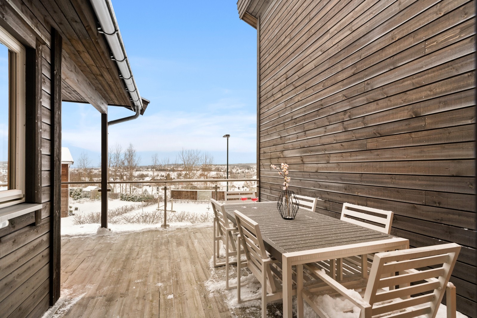 Fra stuen har du utgang til terrassen mot vest. Galleribilde