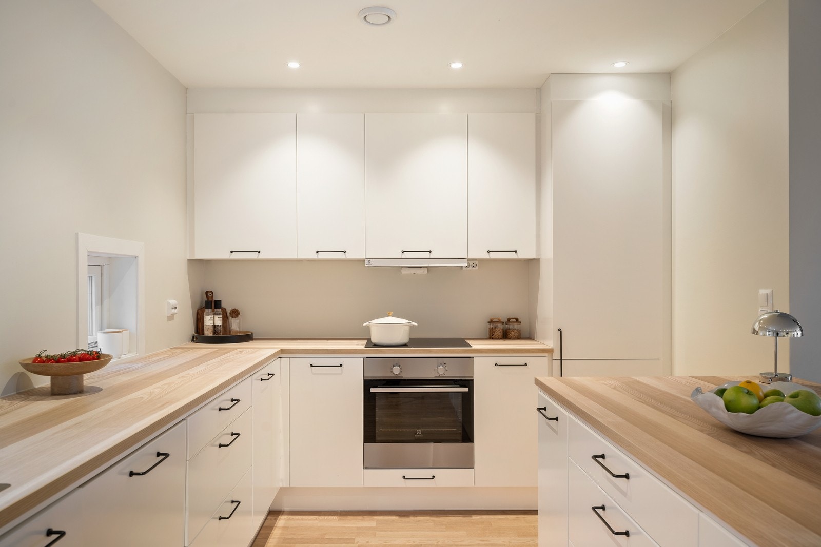 Her har du mye skap og benkeplass. Galleribilde